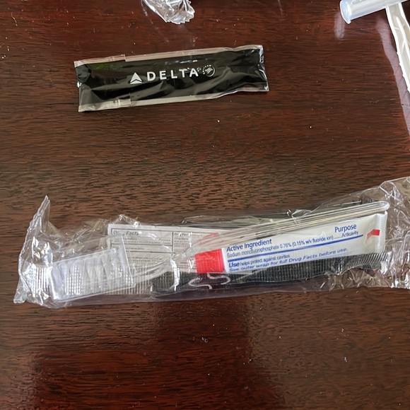 Kiehl's for Delta travel pouch with 10 items - Picture 10 of 14